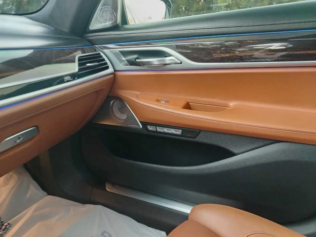Car image 29