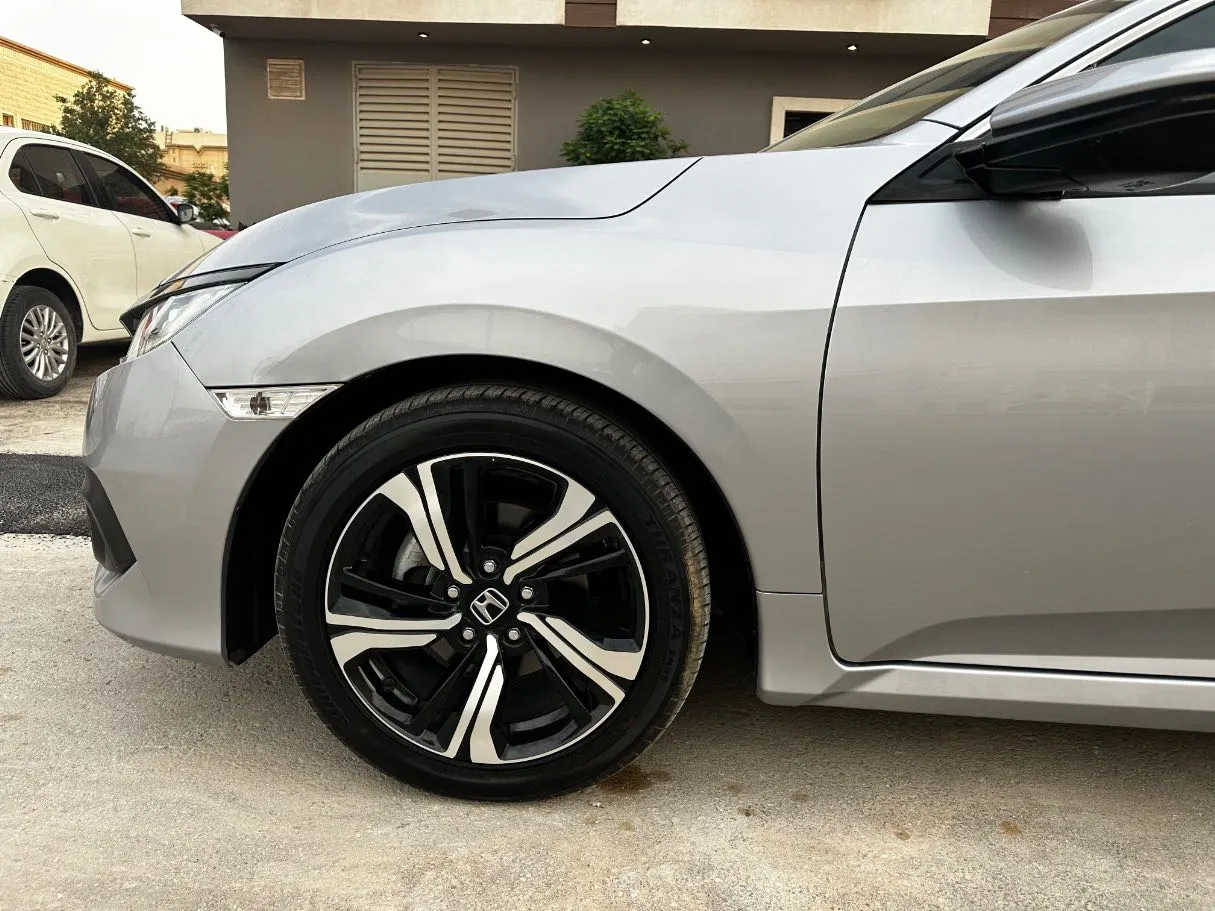 Car image 9