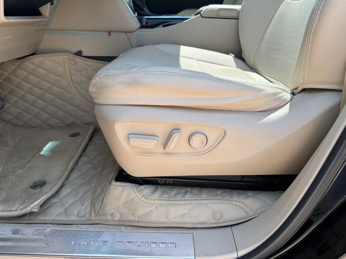 Car image 27