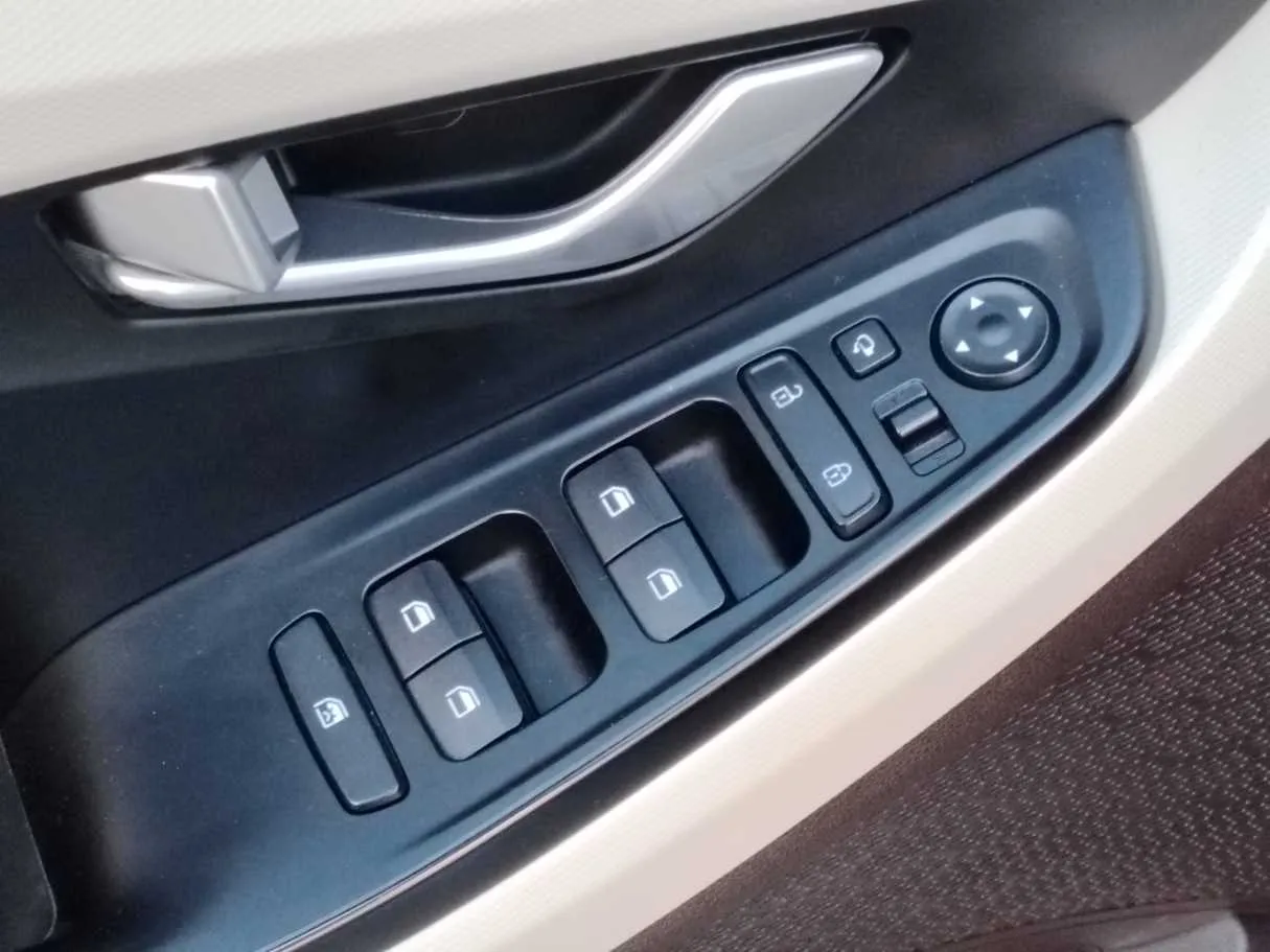 Car image 32