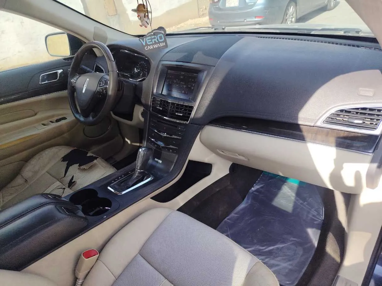 Car image 30