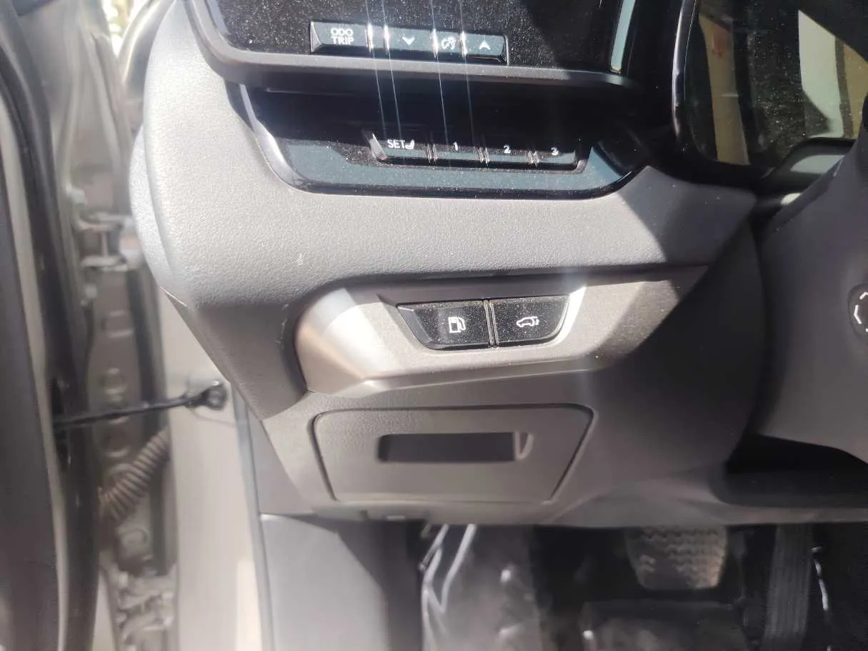 Car image 27