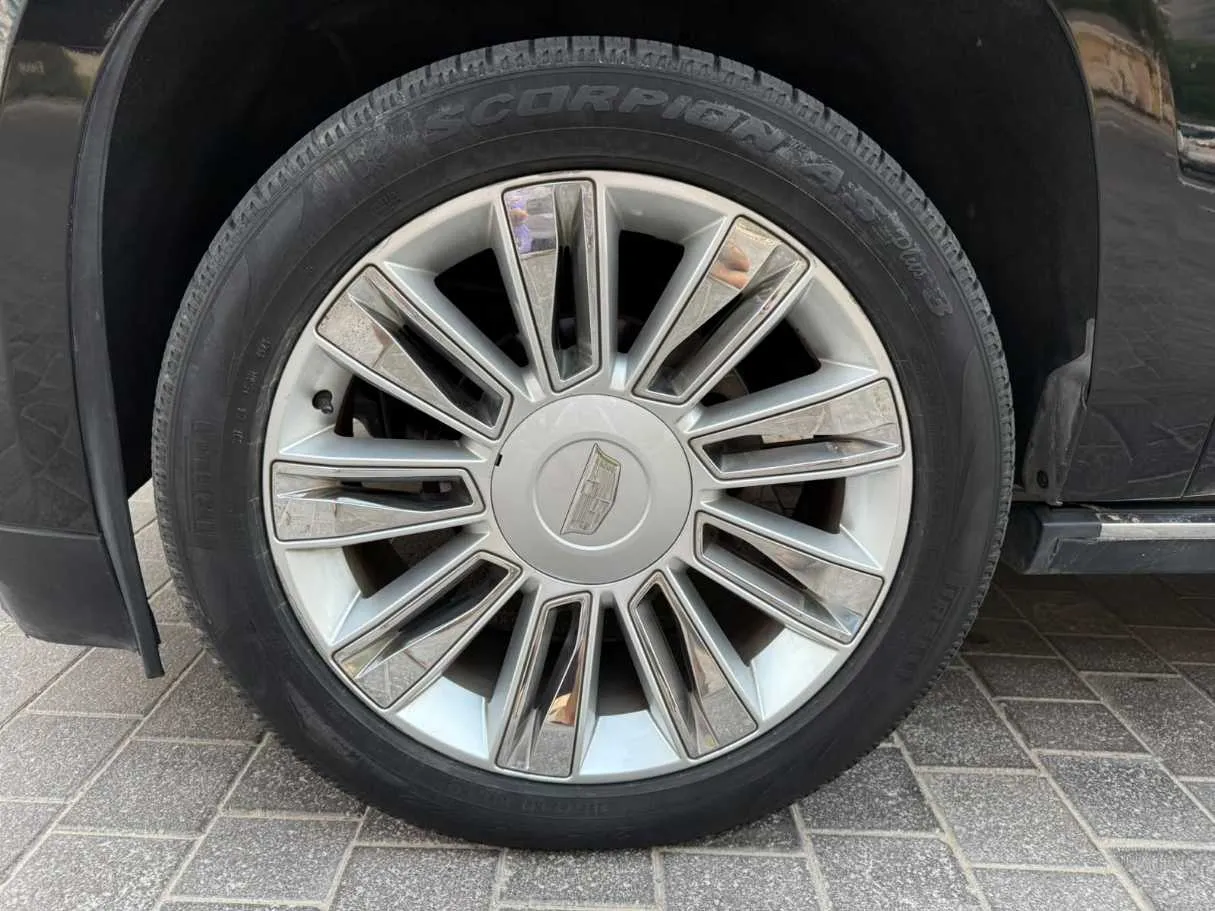 Car image 13