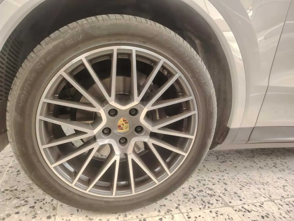 Car image 10