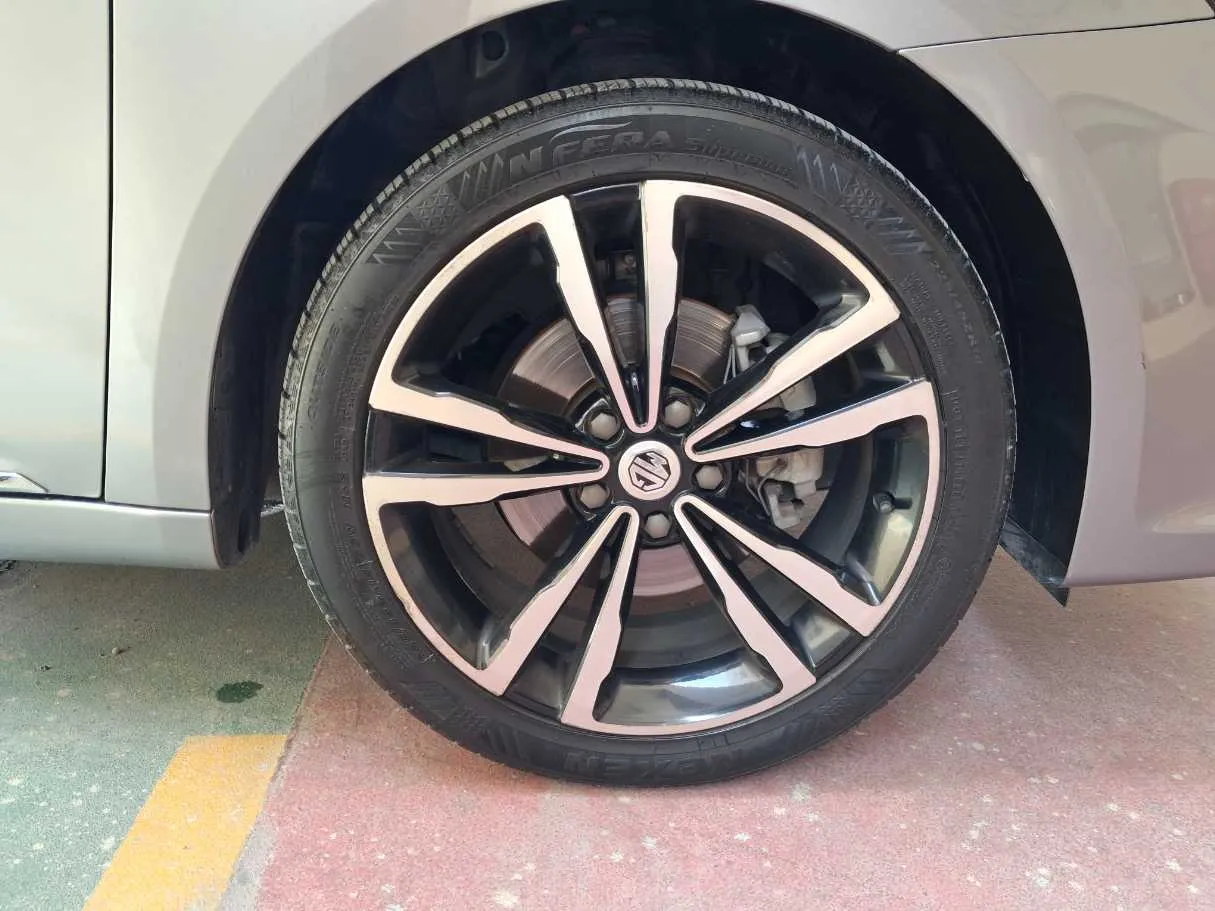 Car image 9