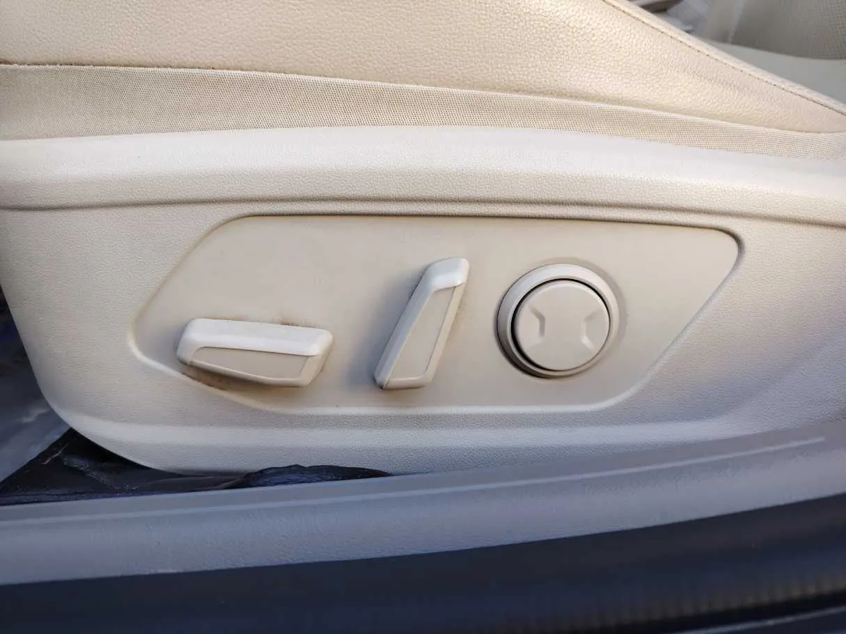 Car image 29