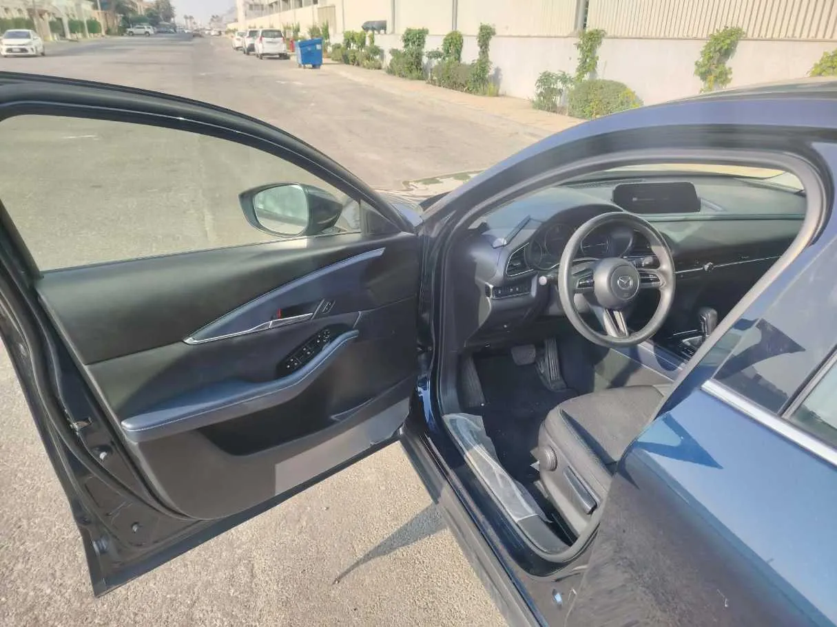 Car image 12