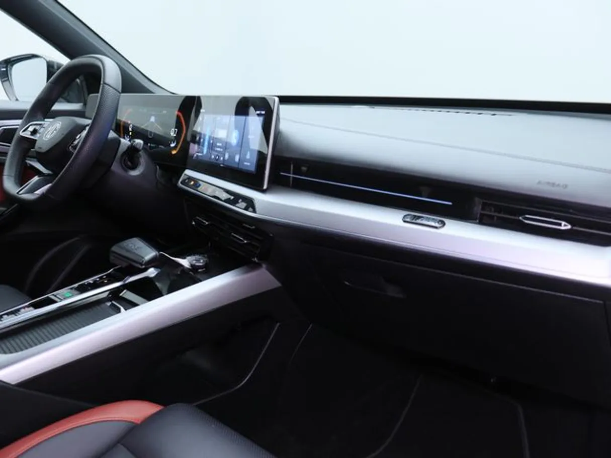 Car image 10