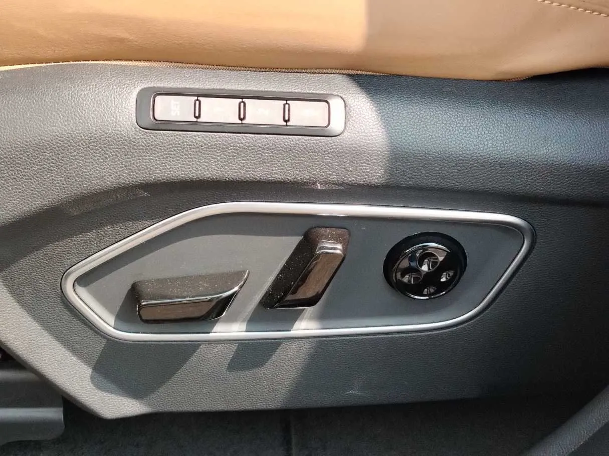 Car image 34