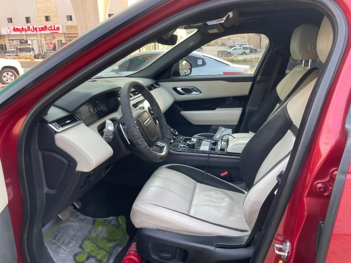 Car image 12