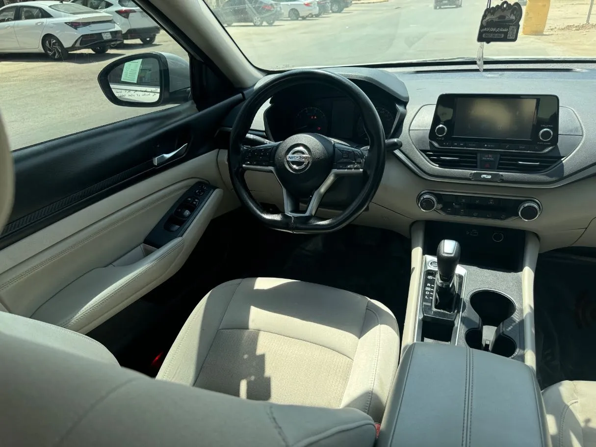 Car image 19
