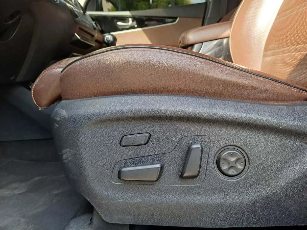 Car image 20