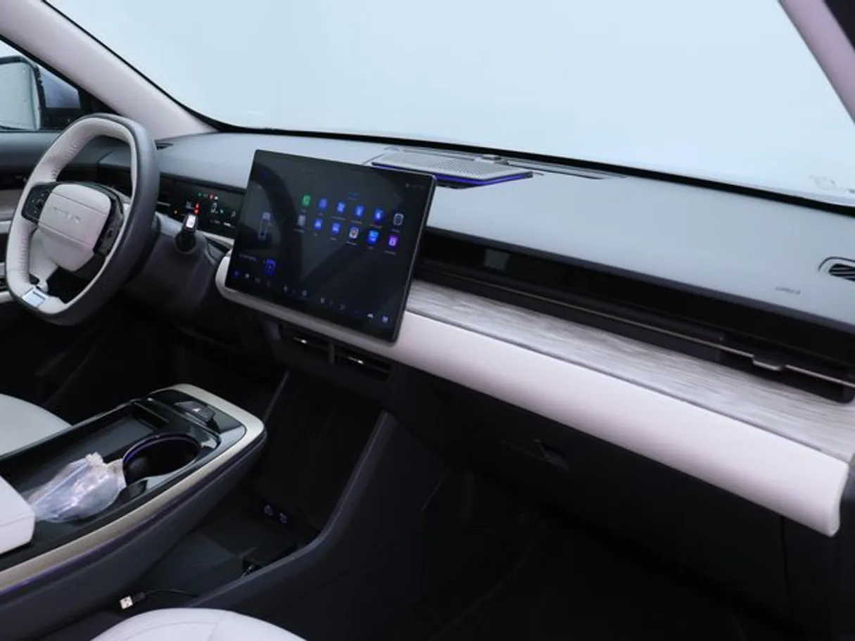 Car image 10