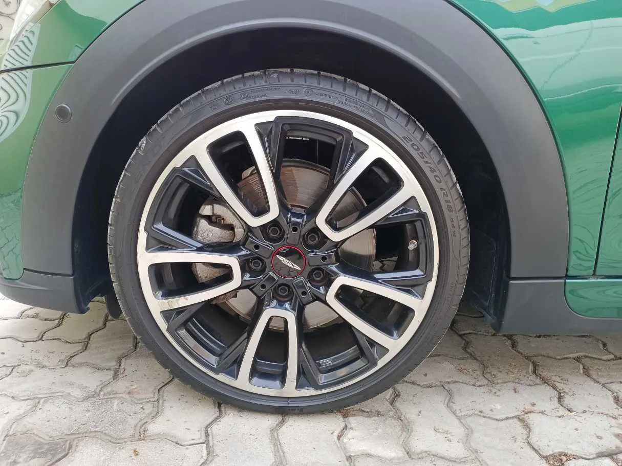 Car image 9