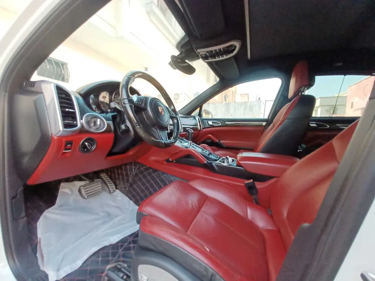 Car image 11