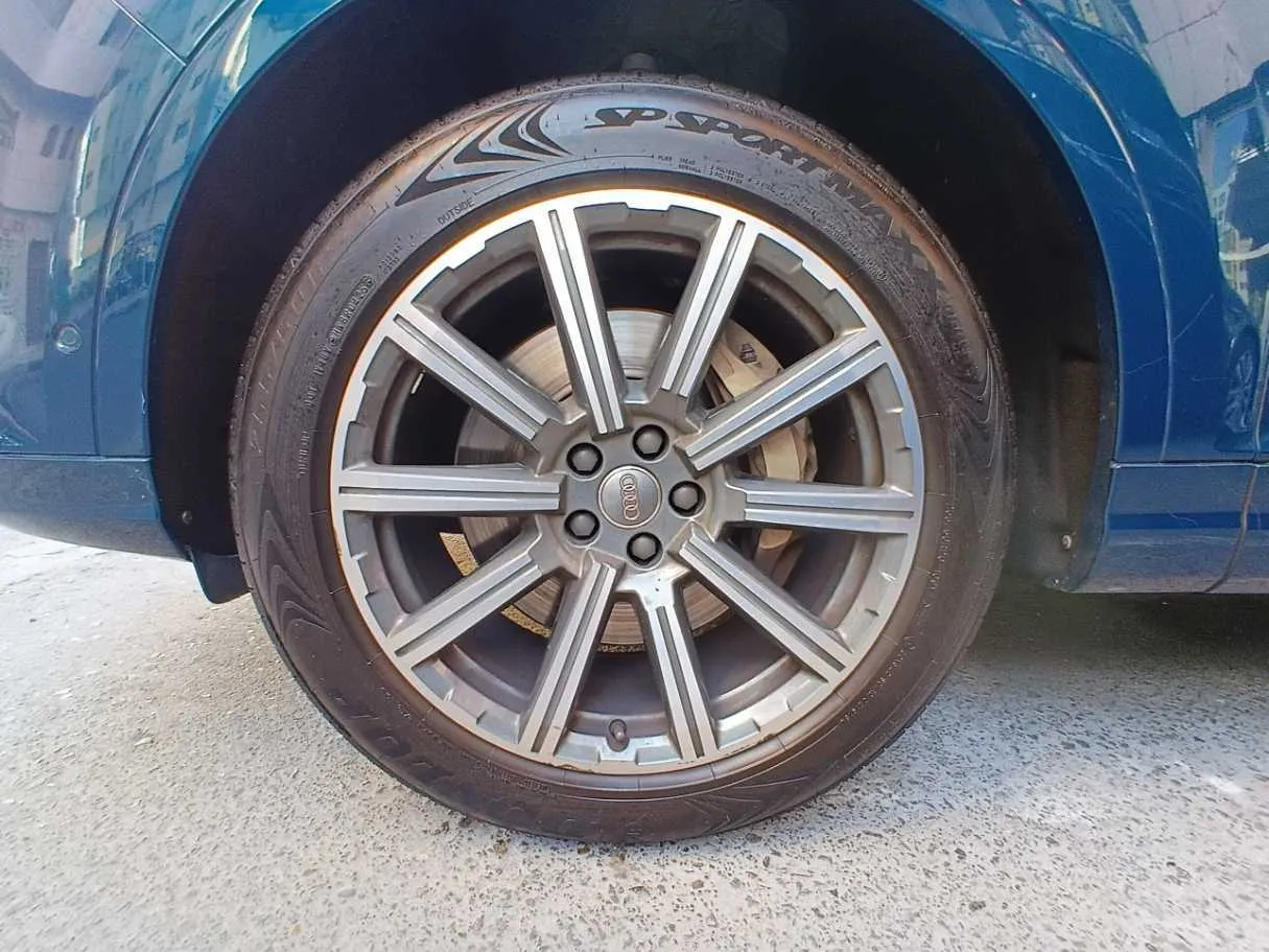 Car image 9
