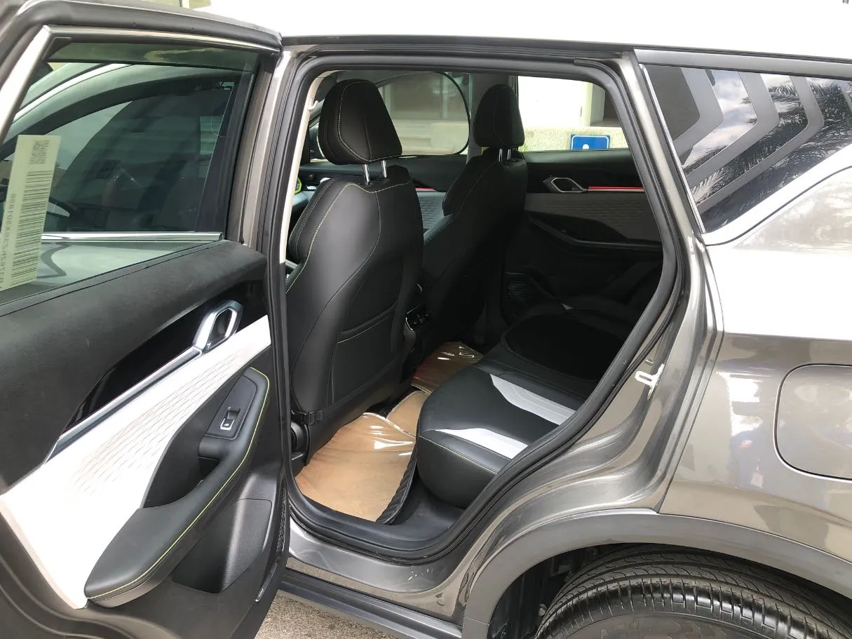 Car image 12