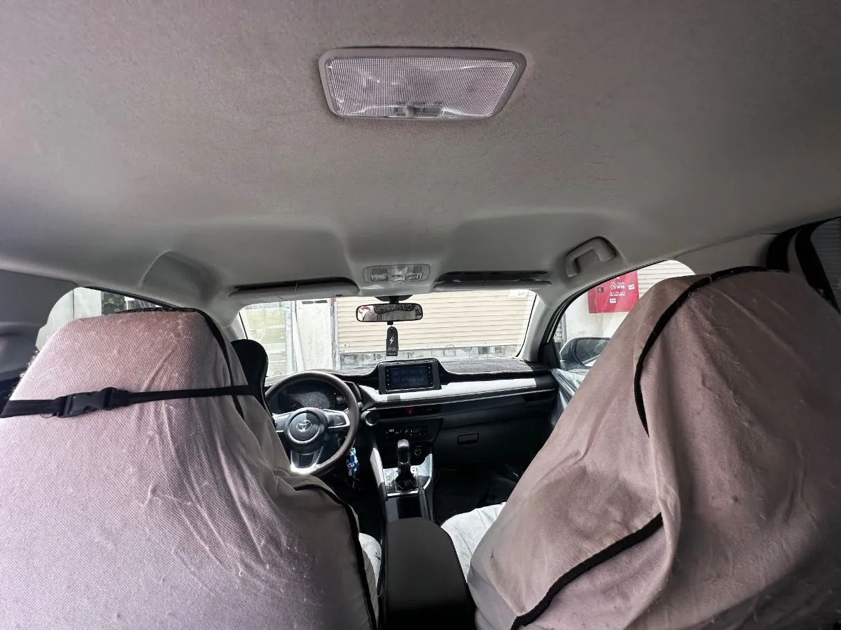 Car image 14