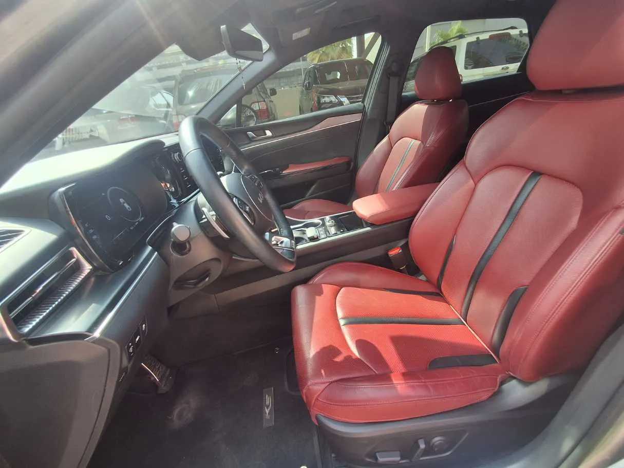 Car image 12