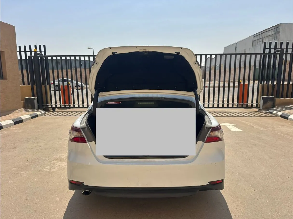 Car image 19