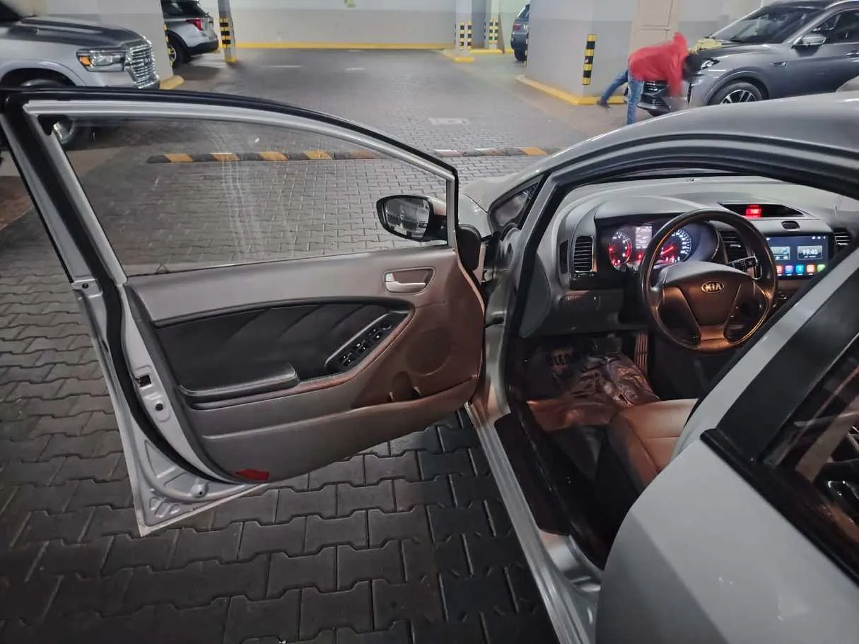 Car image 12