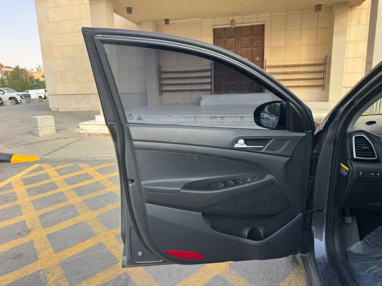 Car image 10