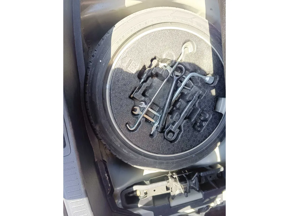 Car image 28