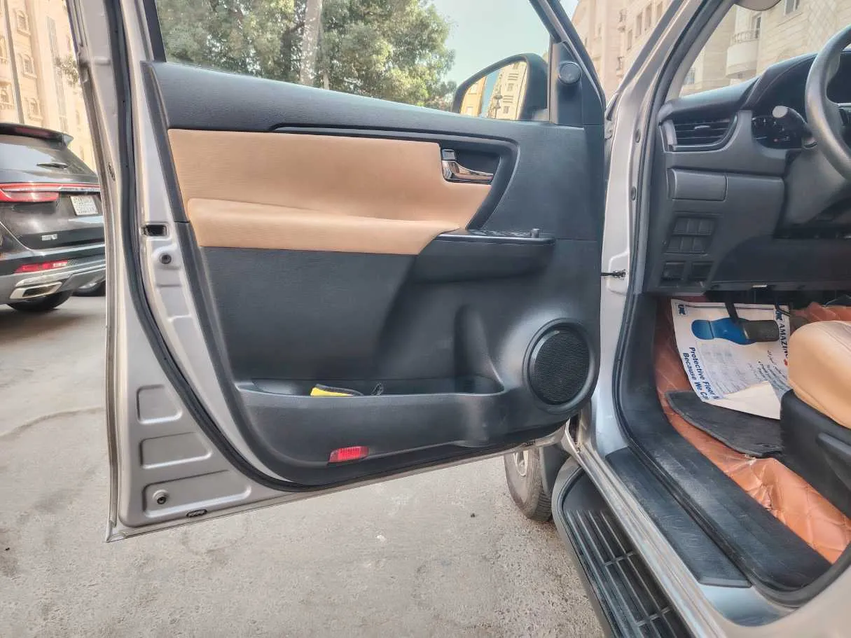 Car image 10