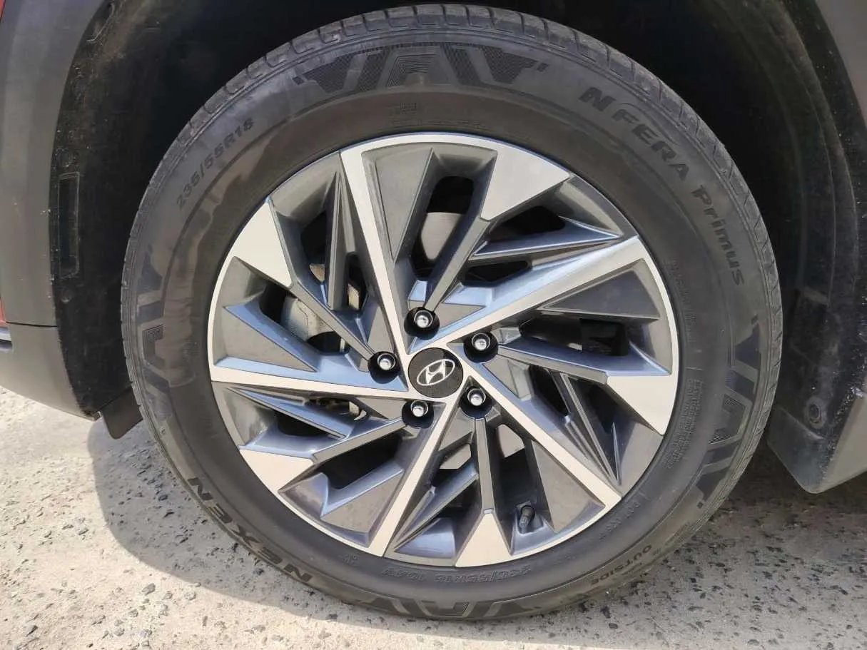 Car image 10