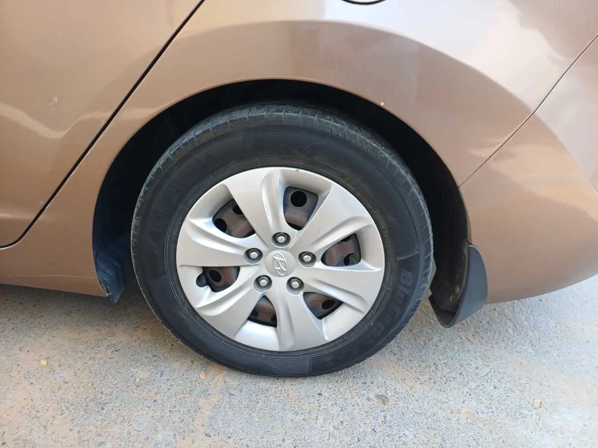 Car image 9