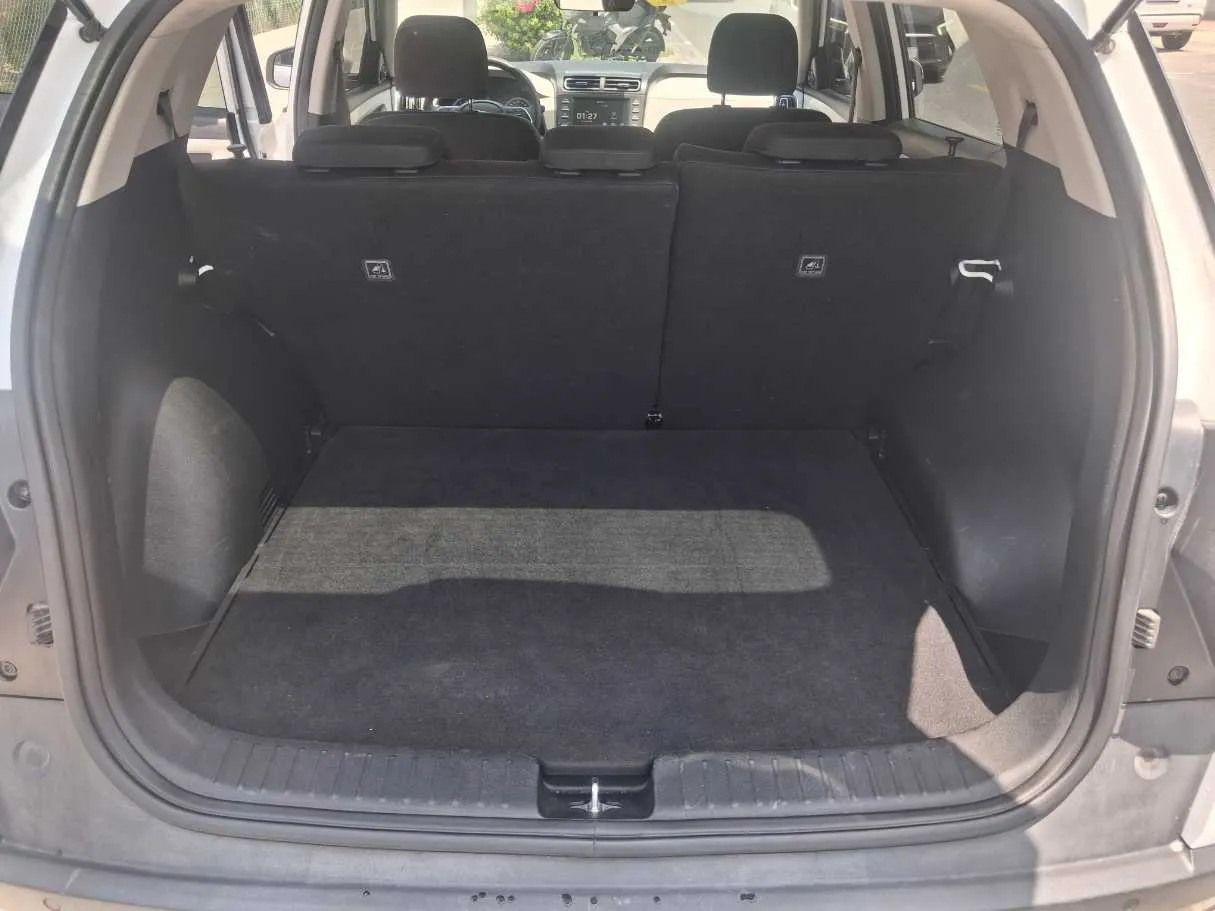 Car image 19