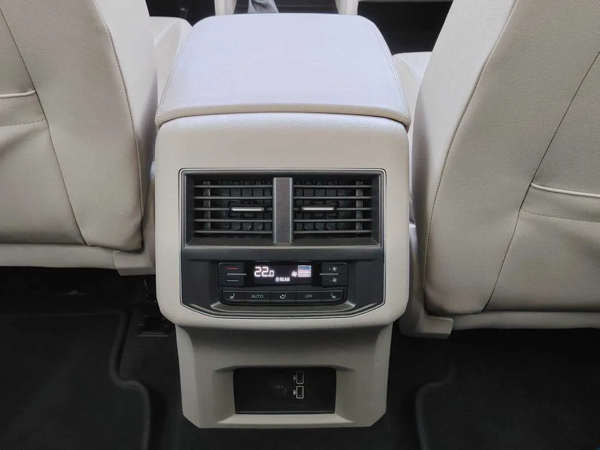 Car image 36