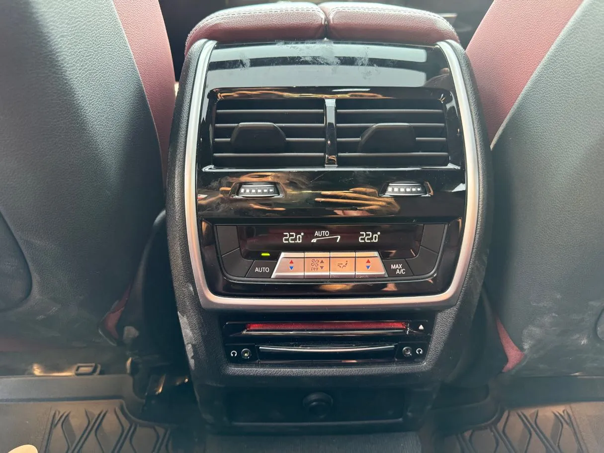 Car image 25