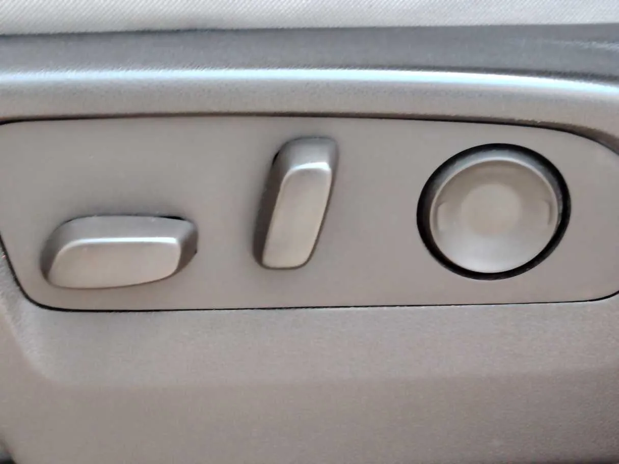 Car image 28