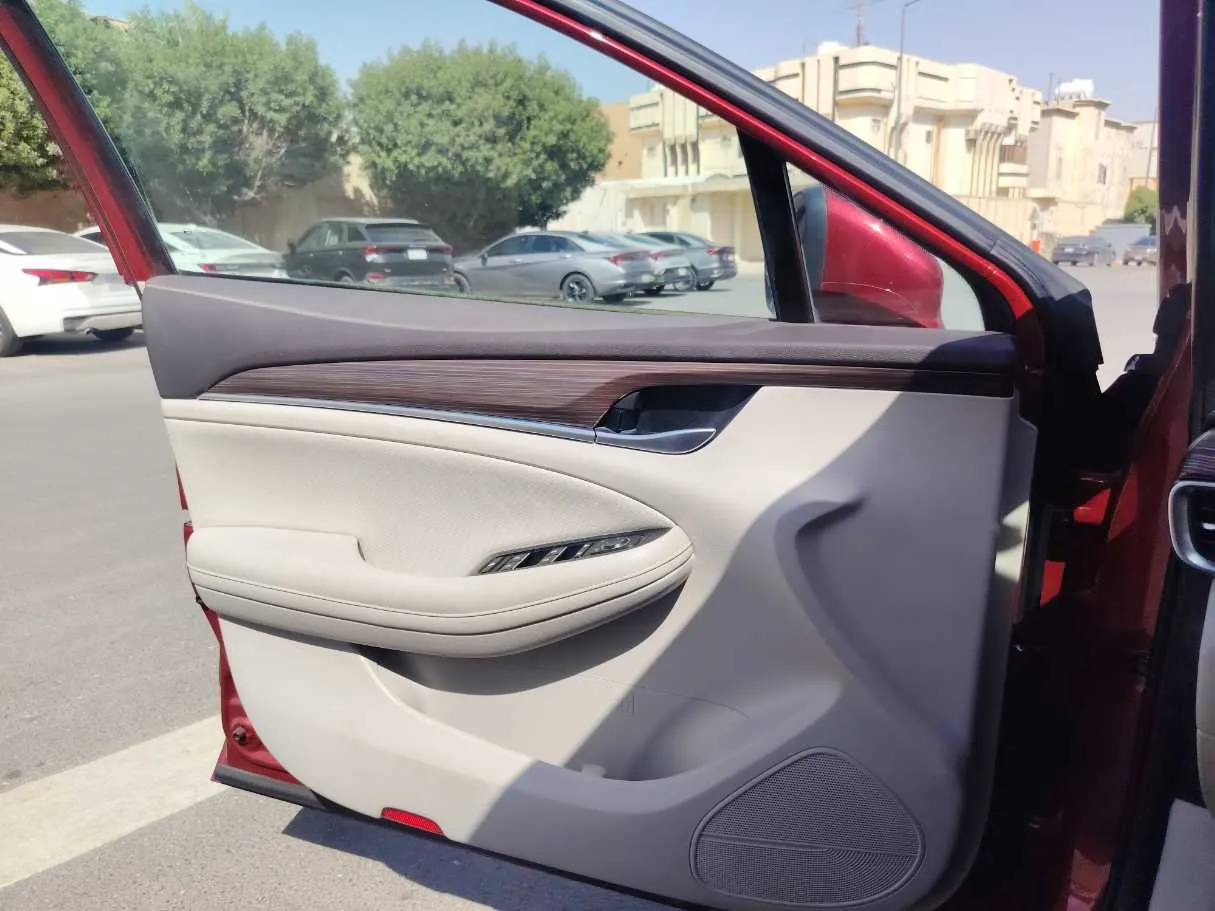 Car image 11