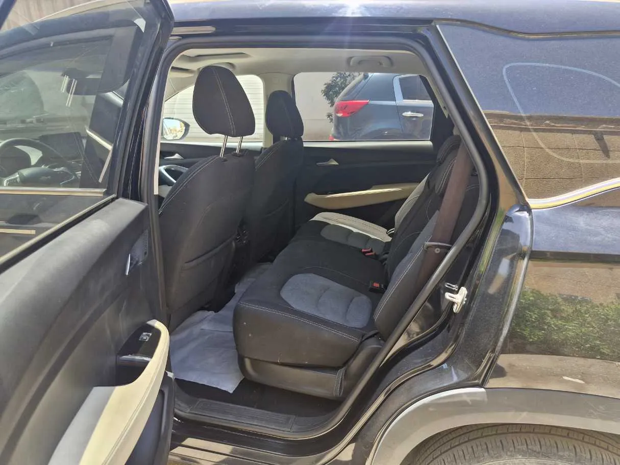 Car image 14