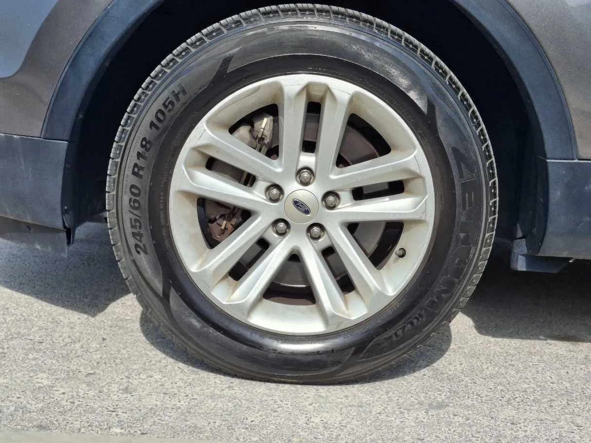 Car image 9