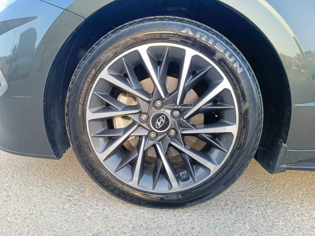Car image 10