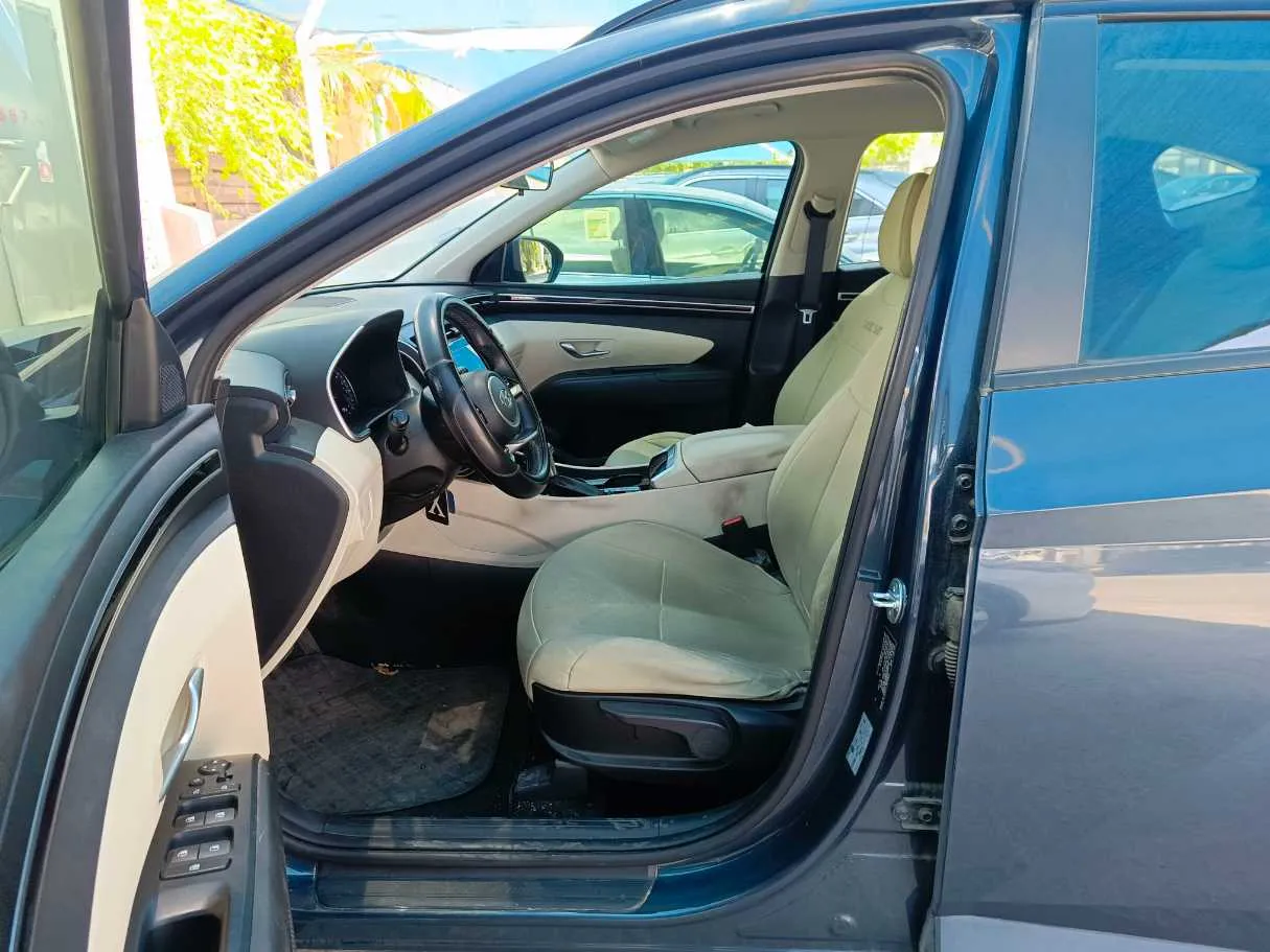 Car image 14