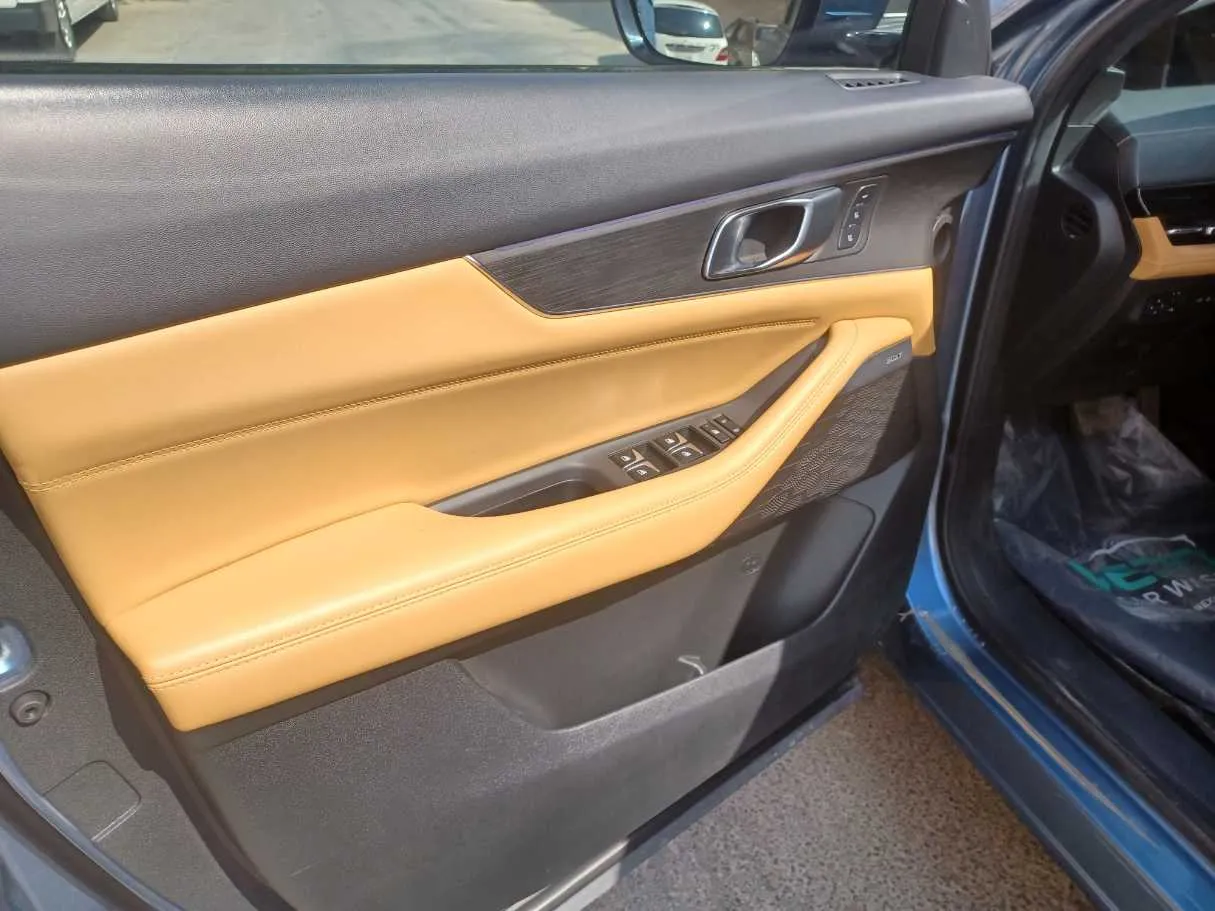 Car image 10