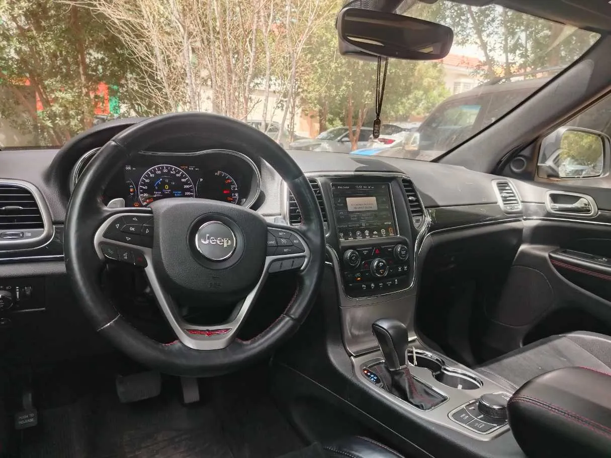 Car image 30