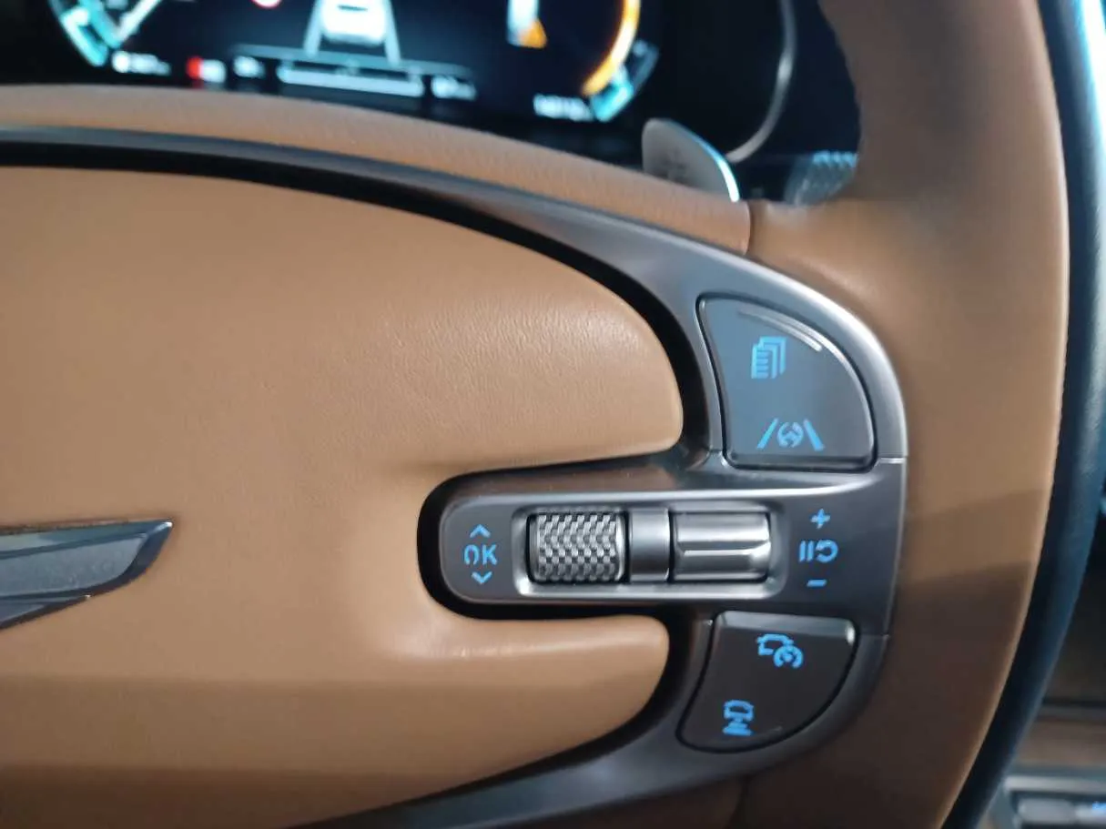 Car image 25