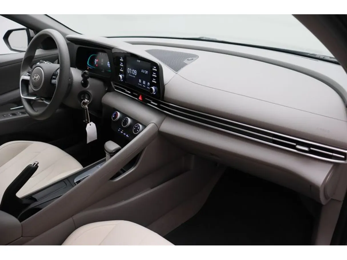 Car image 10