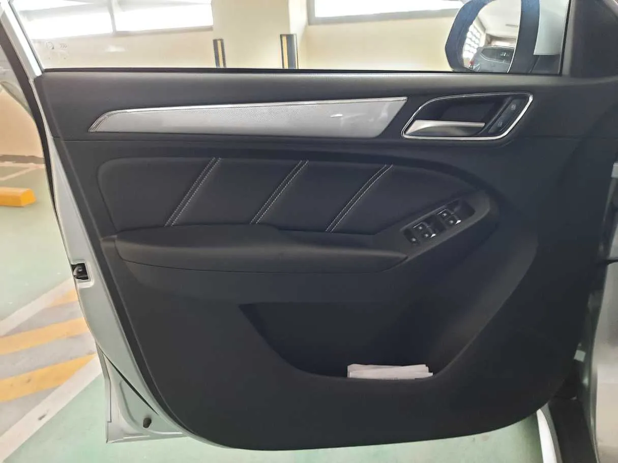 Car image 10
