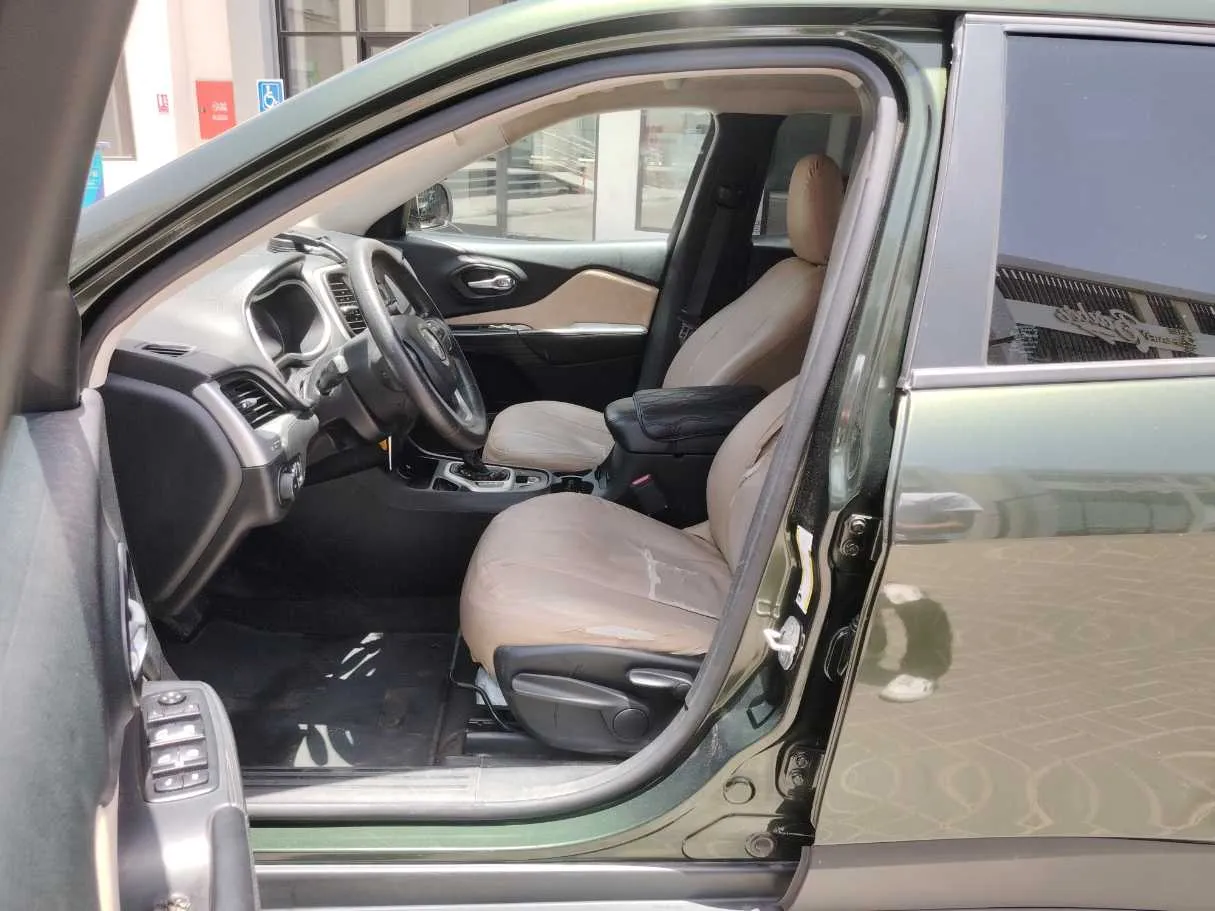 Car image 12