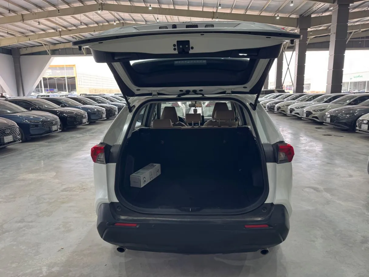 Car image 19