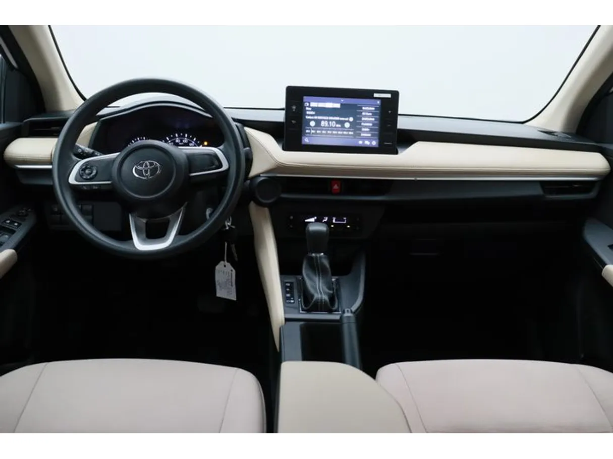 Car image 14