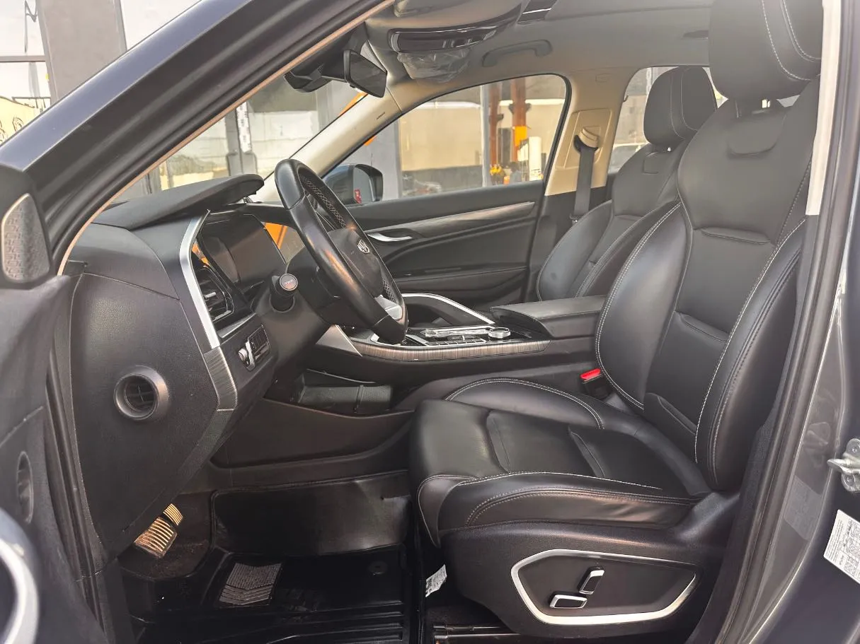 Car image 12