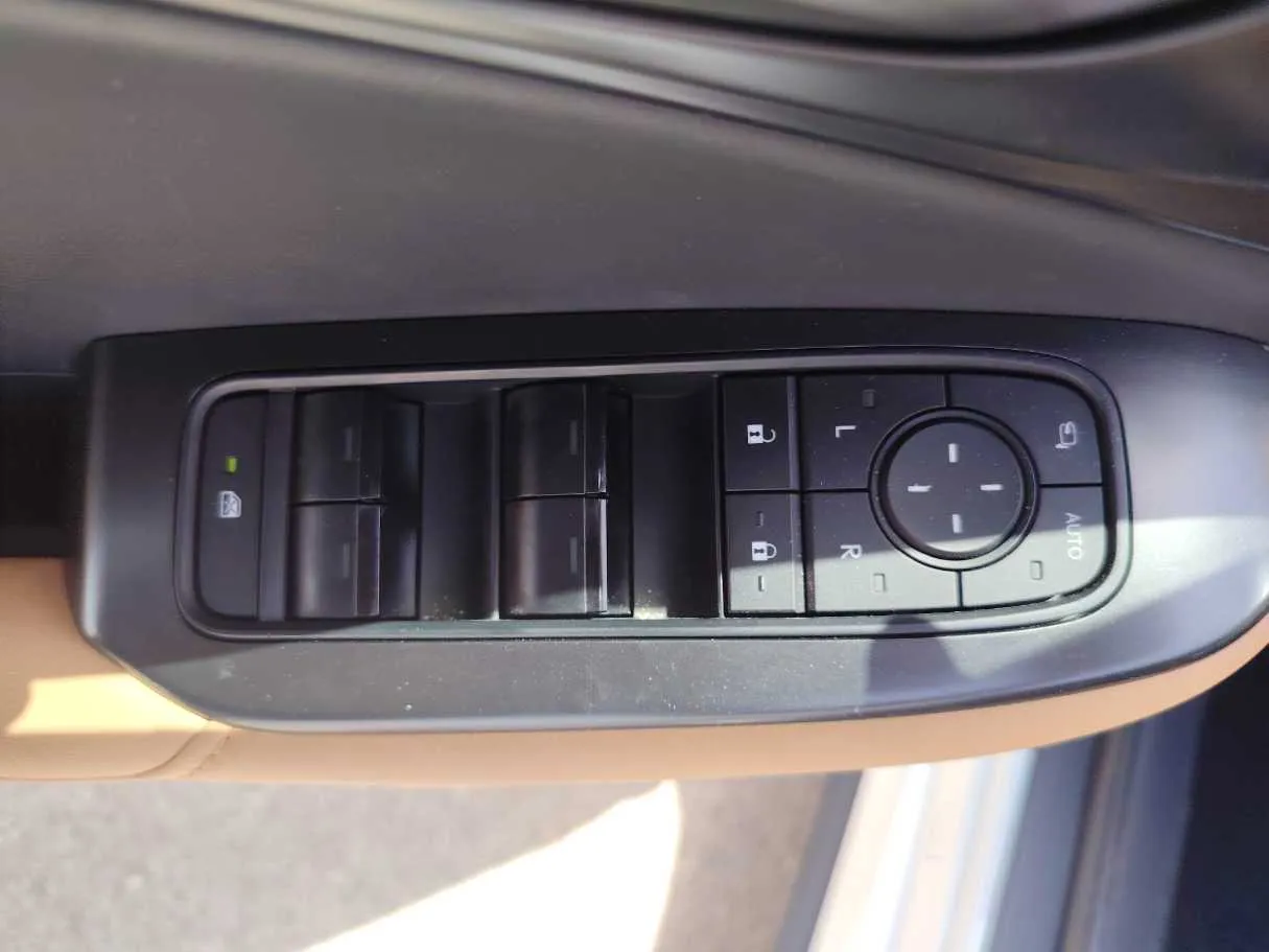 Car image 27