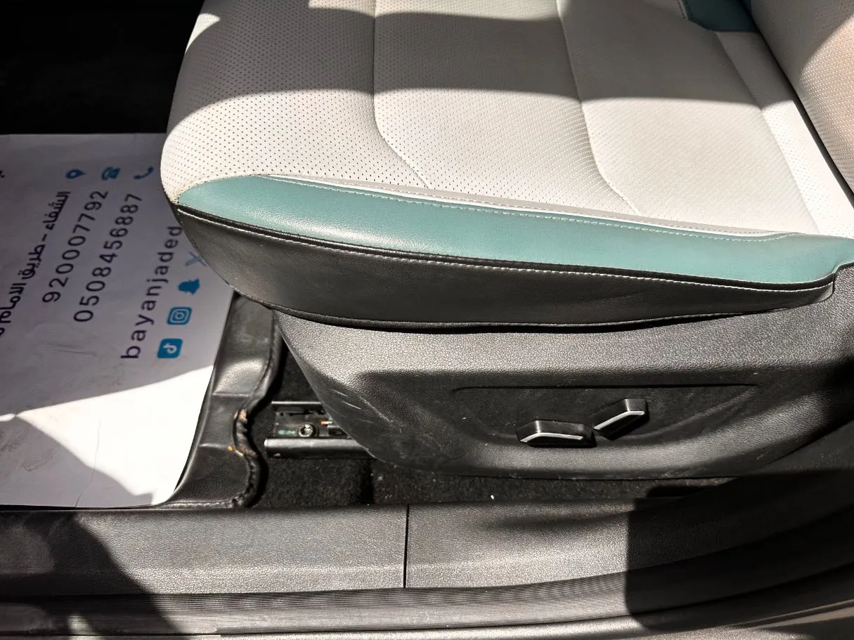 Car image 24